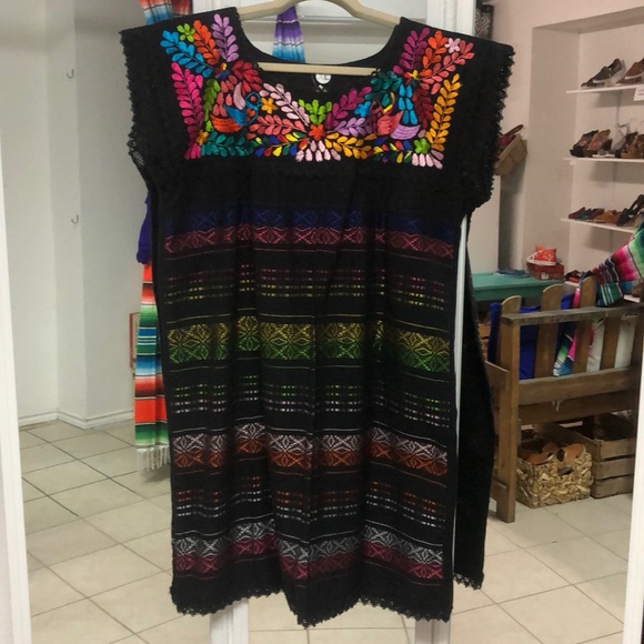 Beautiful Mexican Dress Loom-made Lace Embroidery - Picture 2 of 5